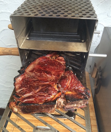 T-Bone Steak auf einen Oberhitzengrill mit 800 Grad pro Seite 2 Minuten gebräunt.
